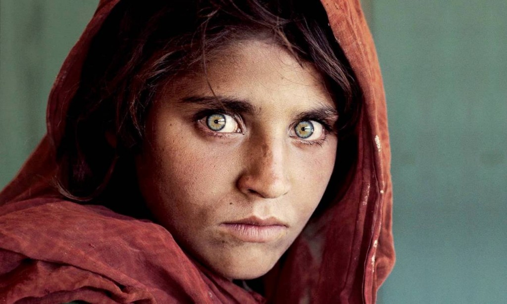 Αφγανιστάν – Η προσφυγοπούλα που καθήλωσε όλον τον κόσμο με το βλέμμα της
