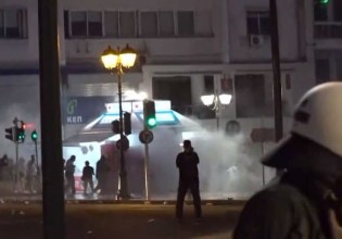 Επεισόδια και μολότοφ στη συγκέντρωση των αντιεμβολιαστών στο Σύνταγμα