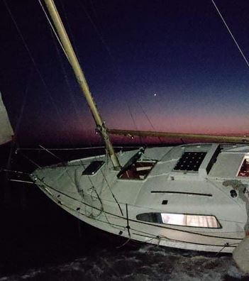 Μεσσηνία – Ακυβέρνητο ιστιοπλοϊκό ξεβράστηκε στην Ελαία