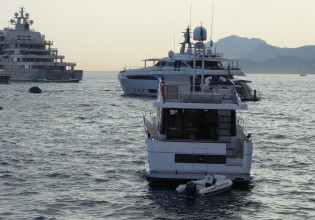 Οι λάτρεις των σούπερ-γιοτ έβαλαν πλώρη για την Ελλάδα για να ξεφύγουν από την πανδημία