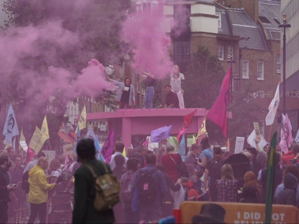 Βρετανία – Ακτιβιστές του Extinction Rebellion απέκλεισαν την Τάουερ Μπριτζ – Πάρτε μέτρα για την κλιματική αλλαγή