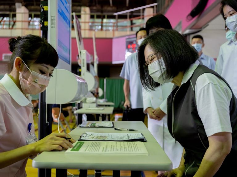 Ταϊβάν – Άρχισε η διάθεση του πρώτου εμβολίου που παράγεται στη χώρα