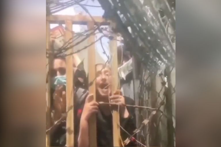 Αφγανιστάν – Γυναίκα παρακαλεί τους Αμερικανούς στρατιώτες – «Βοήθεια, έρχονται οι Ταλιμπάν»