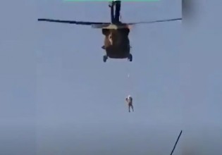 Αφγανιστάν – Άνδρας κρέμεται από Black Hawk που πετούν Ταλιμπάν