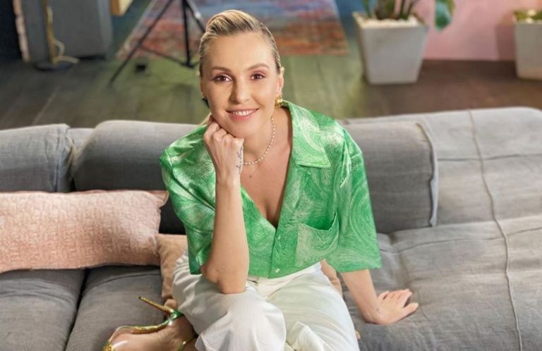 Τάμτα – Μας δείχνει πώς να αλλάξουμε τα μαλλιά μας χρησιμοποιώντας πολύχρωμα κορδόνια