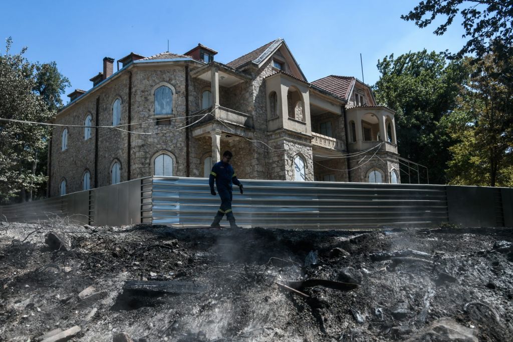Φωτιές στην Αττική – Επτά κτίρια στο Τατόι υπέστησαν ζημιές – Τι έγινε με τα κοντέινερ