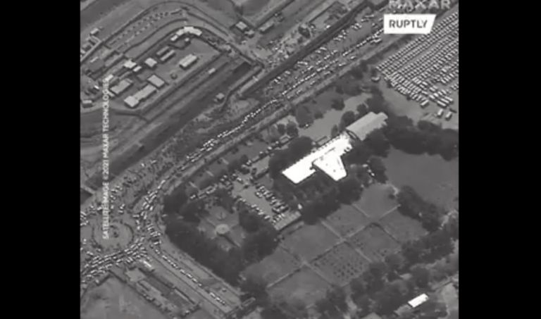 Καμπούλ – Απεγνωσμένοι Αφγανοί προσπαθούν να φτάσουν στο αεροδρόμιο – Εικόνα από ψηλά