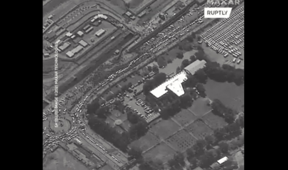 Καμπούλ – Απεγνωσμένοι Αφγανοί προσπαθούν να φτάσουν στο αεροδρόμιο – Εικόνα από ψηλά