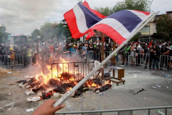 Ταϊλάνδη – Διαδηλωτές ζητούν την παραίτηση του πρωθυπουργού