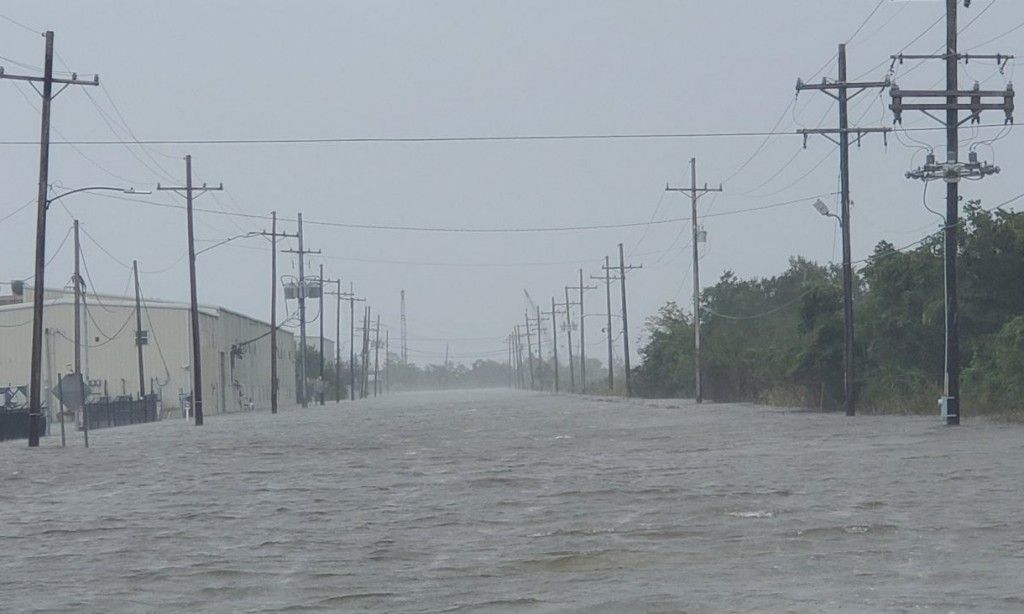 ΗΠΑ – Εικόνες αποκάλυψης από τον τυφώνα Άιντα που σαρώνει τη Λουιζιάνα