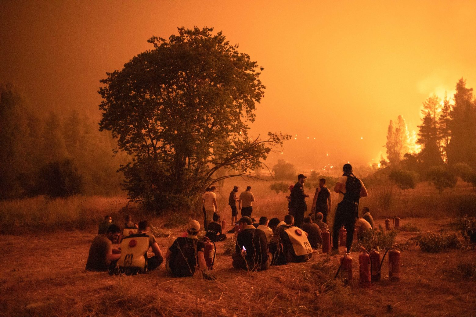 Εύβοια - Μάχη με τις αναζωπυρώσεις – Υπεράνθρωπες προσπάθειες  να μην φτάσει η φωτιά στην Ιστιαία