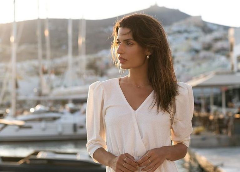 Τόνια Σωτηροπούλου και Κωστής Μαραβέγιας – Ξαπλωμένοι στην ακροθαλασσιά