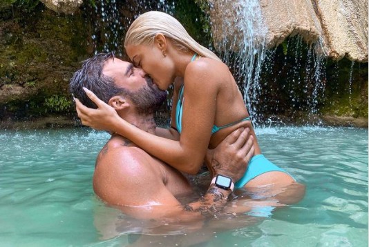 Ήταν να μην πάρουν φόρα – Αγκαλιά στο κρεβάτι Ιωάννα Τούνη και Δημήτρης Αλεξάνδρου