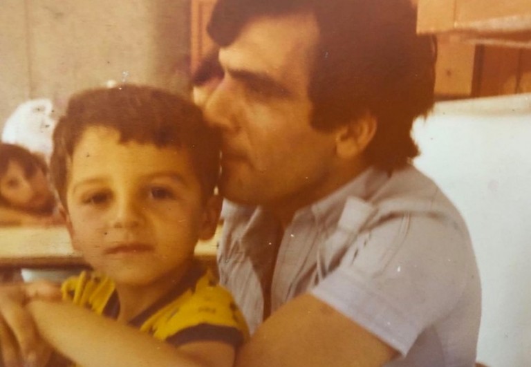 Αναγνωρίζετε το αγοράκι της φωτογραφίας που σήμερα διαπρέπει στον στίβο της μουσικής;