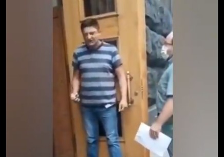 Ουκρανία – Άνδρας απειλεί να πυροδοτήσει χειροβομβίδα μέσα στο κτίριο του υπουργικού συμβουλίου