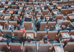 Πανελλαδικές 2021 – Μπαμπάδες, γιαγιάδες, εργαζόμενοι κάθισαν στα θρανία και τώρα είναι και επίσημα… φοιτητές