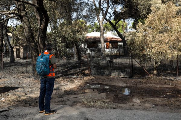 Βαρυμπόμπη – Κάηκε το σπίτι του φωτορεπόρτερ Αλέκου Βουτσαρά – Αρνείται να το εγκαταλείψει