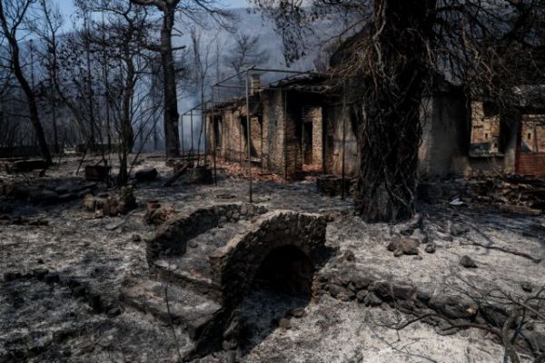 Βίλια – Τουλάχιστον πέντε σπίτια έχουν καταστραφεί ολοσχερώς από τη φωτιά