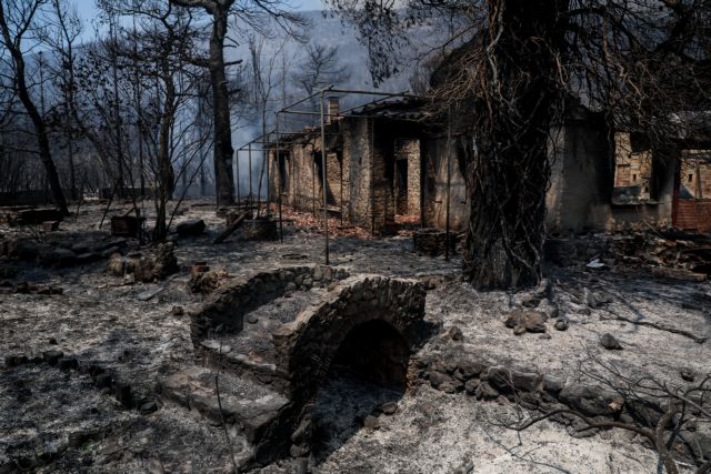 Βίλια - Τουλάχιστον πέντε σπίτια έχουν καταστραφεί ολοσχερώς από τη φωτιά