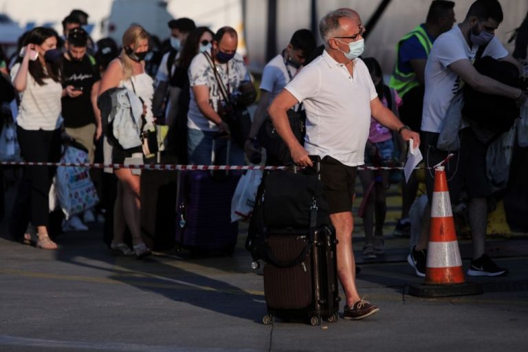 Κοροναϊός – Οι περιοχές που «φλερτάρουν» με «μίνι» lockdown