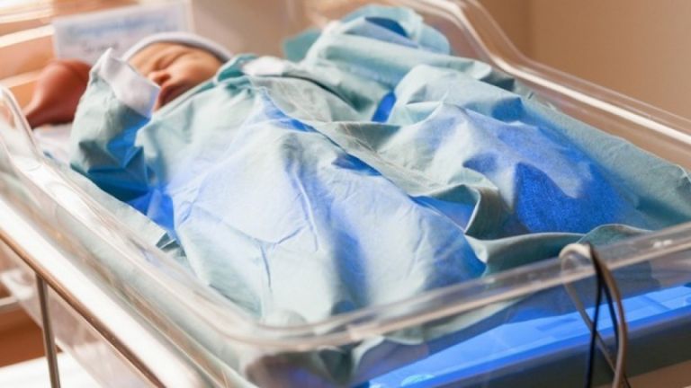 Στη ΜΕΘ βρέφος 19 ημερών με κοροναϊό – Σε βαριά κατάσταση νοσηλεύεται και ο πατέρας