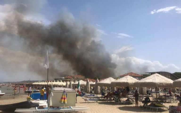 Ιταλία – Μεγάλη φωτιά κατέστρεψε τον πευκώνα της Πεσκάρα – Εκκενώθηκαν σπίτια