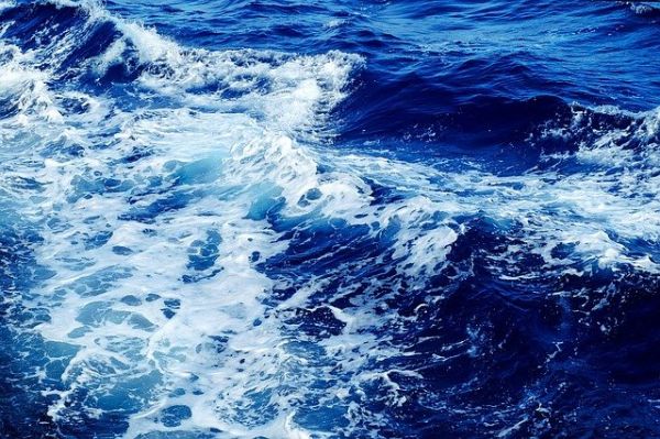 Ηράκλειο – Στη ΜΕΘ του ΠΑΓΝΗ νοσηλεύεται το 10χρονο παιδί που παρασύρθηκε από τα κύματα