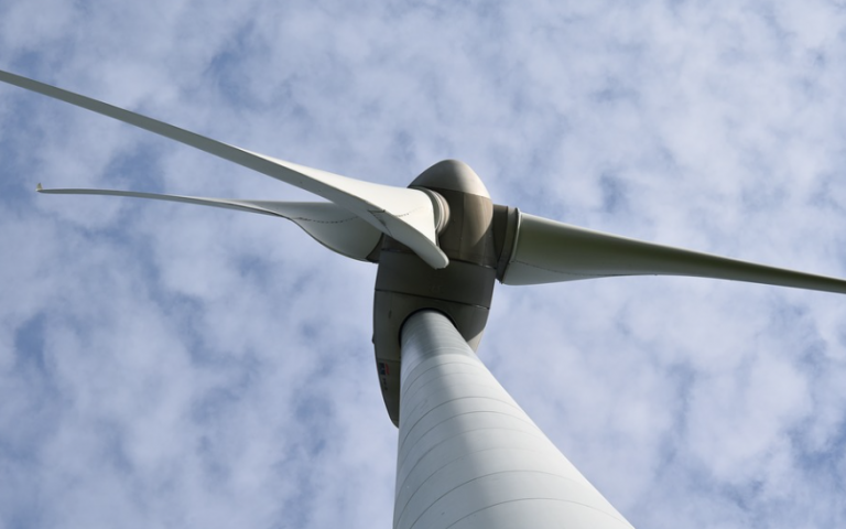 Aνεμογεννήτρια σε ύψος ουρανοξύστη θα ηλεκτροδοτεί 20.000 σπίτια στην Κίνα