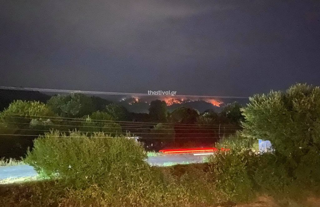 Χαλκιδική – Συνεχίζει να καίει η φωτιά στη Φούρκα
