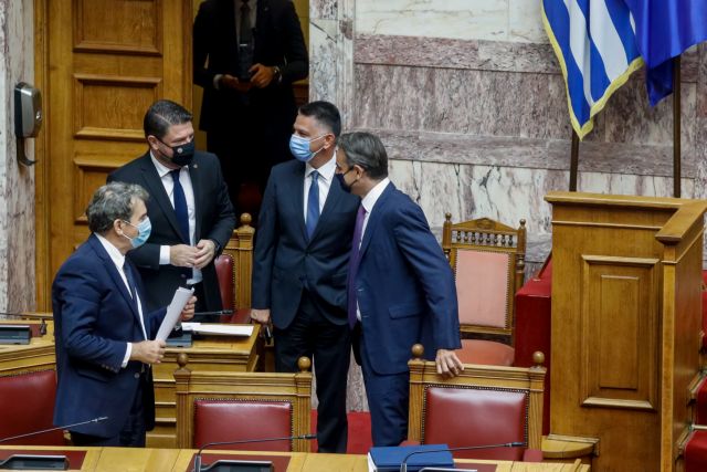 Η επανεμφάνιση Χαρδαλιά στη Βουλή μετά την περιπέτεια με την υγεία του