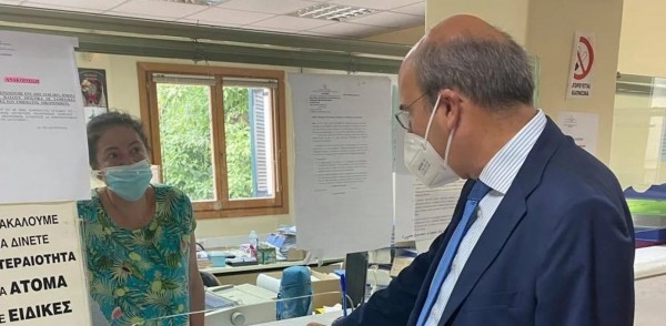 Όταν ο Χατζηδάκης προσπαθούσε να πείσει υπάλληλο του ΕΦΚΑ πως είναι ο… υπουργός