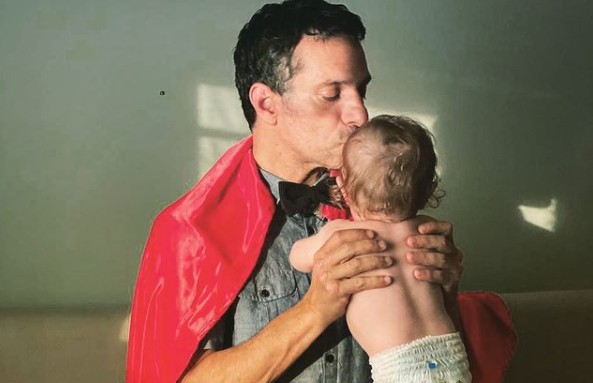 Γιώργος Χρανιώτης – Βίντεο με τον γιο του να μιλάει στον καθρέφτη