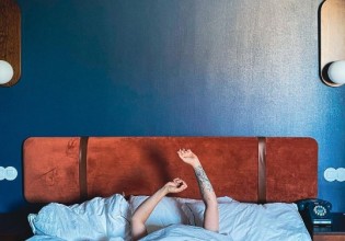 Αυτές είναι οι τροφές που «μπλοκάρουν» τον ύπνο μας