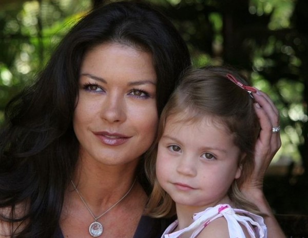 Η Κάθριν Ζέτα-Τζόουνς δεν μπορεί να πιστέψει ότι η κόρη της μεγάλωσε – Throwback βίντεο