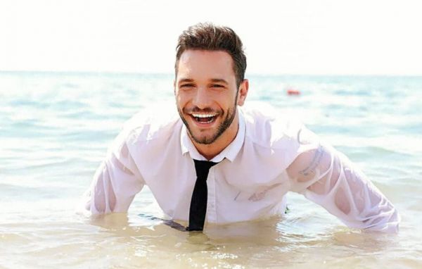 Ευθύμης Ζησάκης – Αγκαλιές στο ηλιοβασίλεμα με την καλλονή σύντροφό του