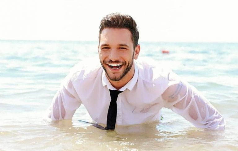 Ευθύμης Ζησάκης – Αγκαλιές στο ηλιοβασίλεμα με την καλλονή σύντροφό του