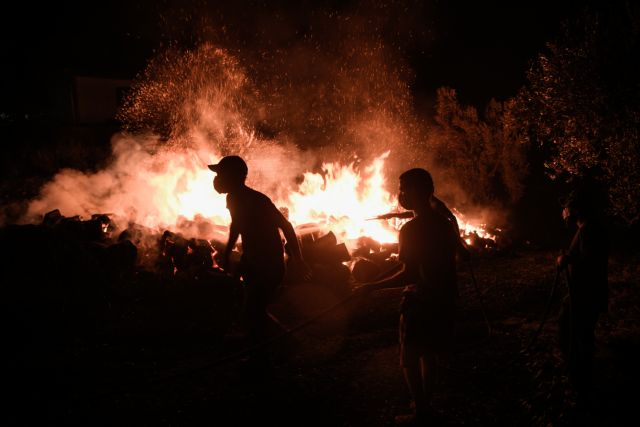 Φωτιά στην Αττική – Ανοίγουν αντιπυρικές ζώνες στο Μαρκόπουλο