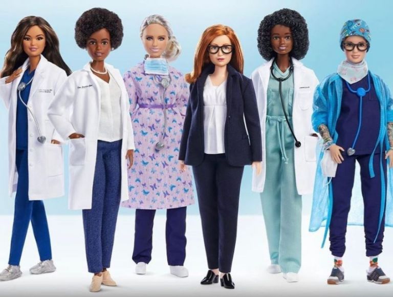 Εμβόλιο AstraZeneca – Η δημιουργός του έγινε κούκλα Barbie
