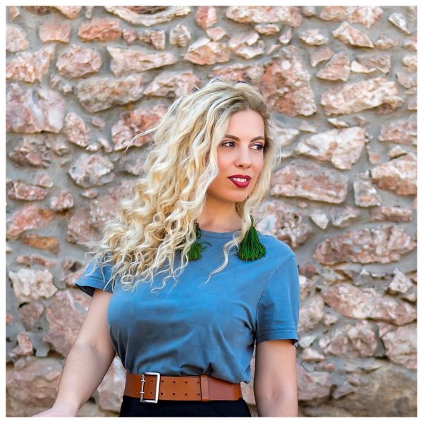 Η Ζαχαρούλα Κληματσάκη τραγουδά τον “Αύγουστο στην Αθήνα”