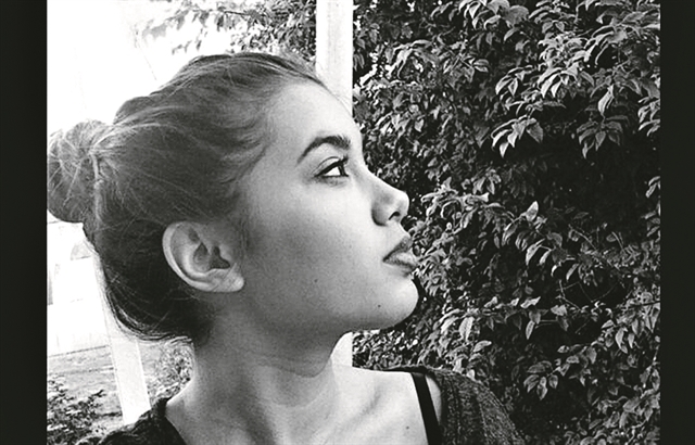 Γλυκά Νερά – Τουρίστες αφήνουν λουλούδια στον τάφο της Καρολάιν στην Αλόννησο