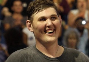 Πέθανε ο ψηλότερος άνδρας στον κόσμο σε ηλικία 38 ετών – Από τι έπασχε