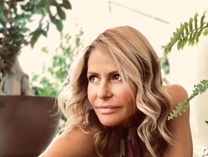 Τζένη Μπαλατσινού – Προσπαθεί νυχθημερόν να γίνει… Μαρία Σάκκαρη