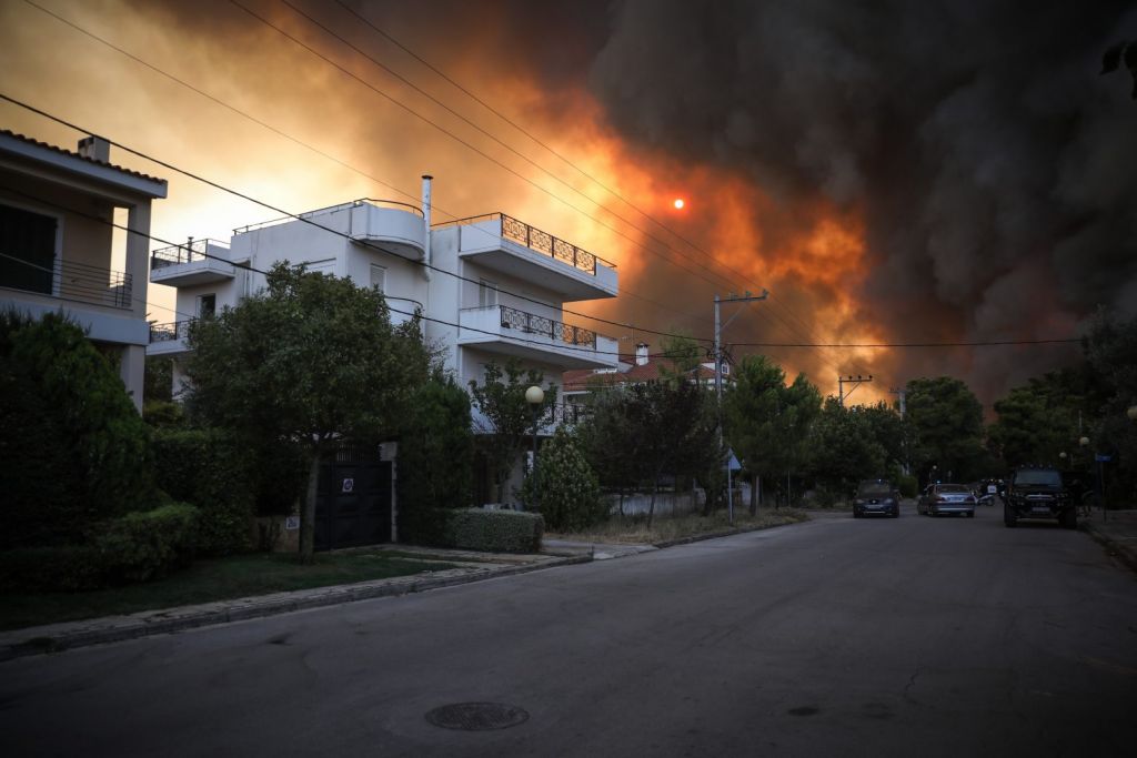 Ένωση Πνευμονολόγων για πυρκαγιά σε Βαρυμπόμπη – Αποφύγετε τις άσκοπες μετακινήσεις, κλείστε πόρτες και παράθυρα