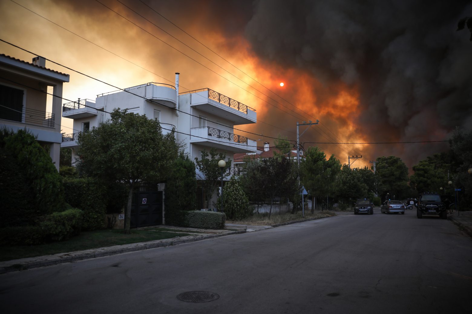 Ένωση Πνευμονολόγων για πυρκαγιά σε Βαρυμπόμπη - Αποφύγετε τις άσκοπες μετακινήσεις, κλείστε πόρτες και παράθυρα