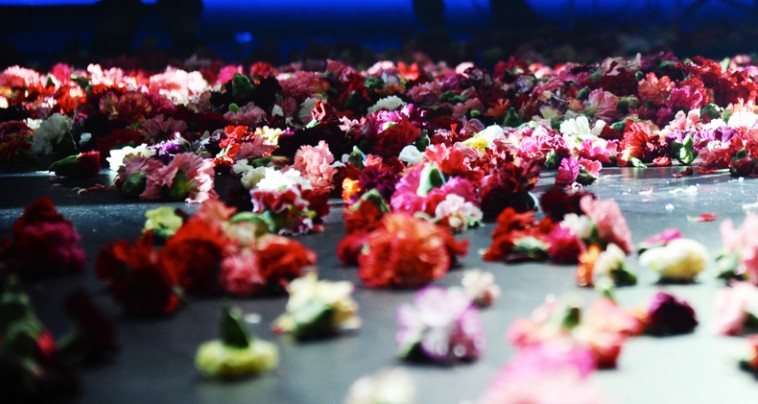 Απίθανο! Πασίγνωστη τραγουδίστρια δέχτηκε πρόταση γάμου πάνω στην πίστα