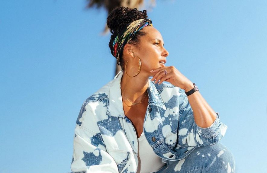 Alicia Keys – Δείχνει το δρόμο για να βάλουμε στην άκρη τα προϊόντα μακιγιάζ