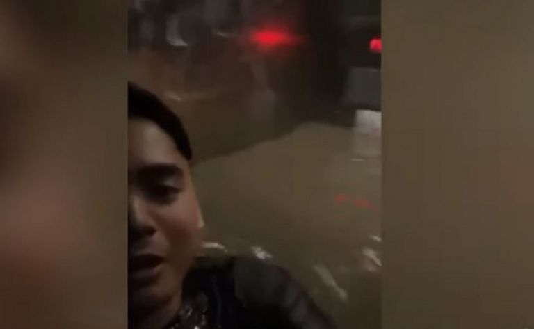 Σοκαριστικές εικόνες – Παγιδεύτηκαν σε πλημμυρισμένο ασανσέρ και γλίτωσαν στο «παρά πέντε»