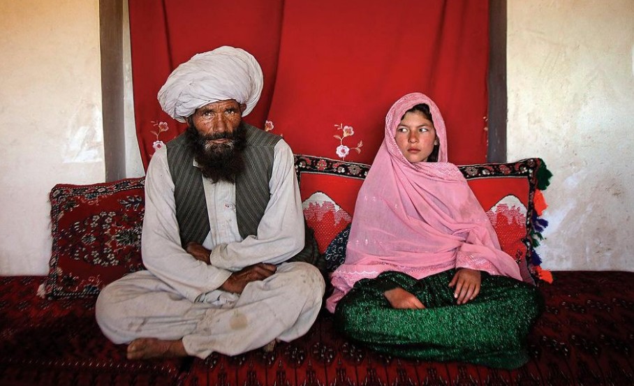 Αφγανιστάν – Γροθιά στο στομάχι η φωτογραφία 11χρονου κοριτσιού με τον 40άρη μέλλοντα σύζυγό της