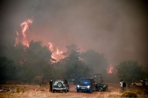 Βίλια – Κόλαση φωτιάς στο χωριό – Μεγάλες αναζωπυρώσεις – Μάχη να μείνουν οι φλόγες εκτός οικισμού