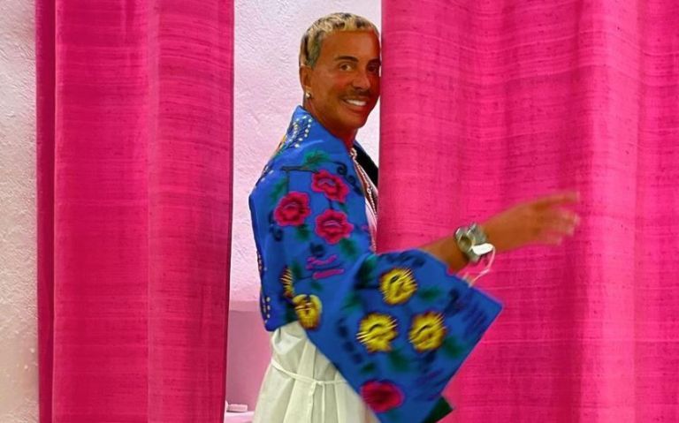 Λάκης Γαβαλάς – Για διακοπές στην Πάρο ο γνωστός σχεδιαστής